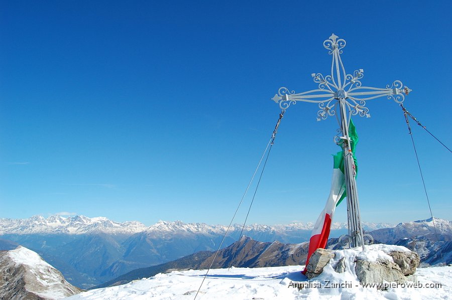 17 Croce di vetta, sullo sfondo le Alpi Retiche.JPG